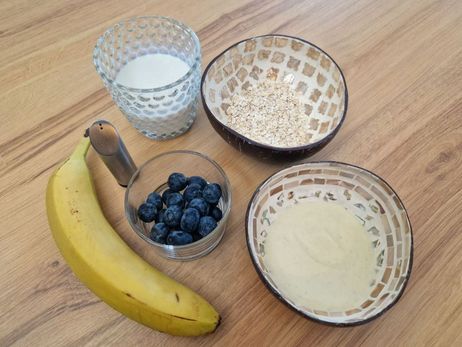 Bananen-Porridge mit Heidelbeeren: Miss die Haferflocken, Joghurt und Milch bzw. Pflanzendrink ab.