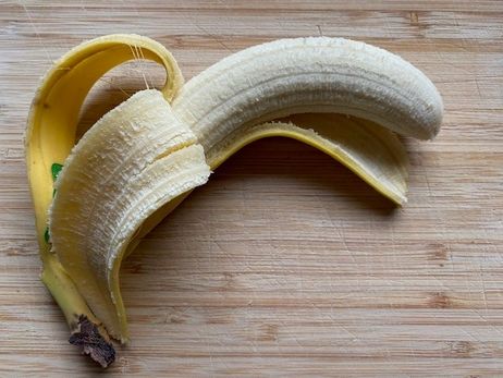 Rezept für einen veganen Power-Smoothie: Im zweiten Schritt die Banane schälen.
