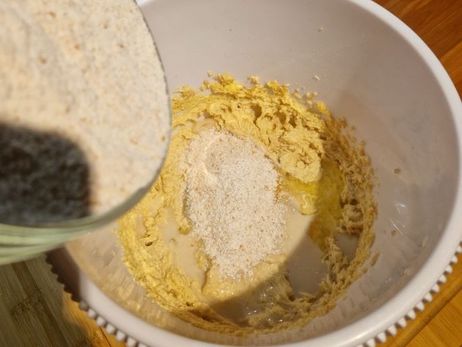 Ein Rezept für Mürbeteigplätzchen: Füge nun eine Prise Salz, das Ei und Dinkelmehl hinzu und verknete alle Zutaten zu einem glatten Teig. 