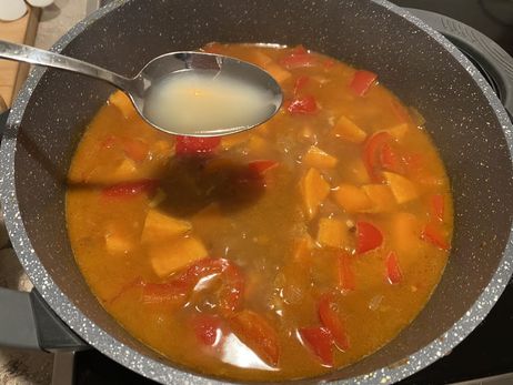 Rezept für eine Süßkartoffel-Kokos-Suppe: Gib den Limettensaft in die Suppe.