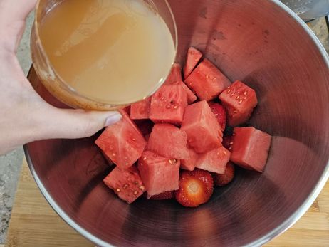 Melonen-Erdbeer-Smoothie: Füge zu guter Letzt den Rhabarber- oder Apfelsaft hinzu. 