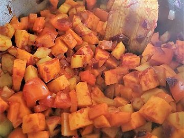 Christianes Süßkartoffel-Eintopf: Gib anschließend das Tomatenmark hinzu und vermische die Zutaten miteinander.