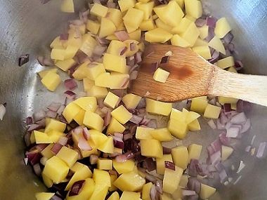Christianes Süßkartoffel-Eintopf: Erhitze Öl in einem großen Topf und brate das Gemüse scharf an. 