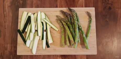 Rezept des Monats Juni: Die Spargelenden abschneiden und die Zucchini quer halbieren und längs in etwa 5 cm lange Stifte schneiden.