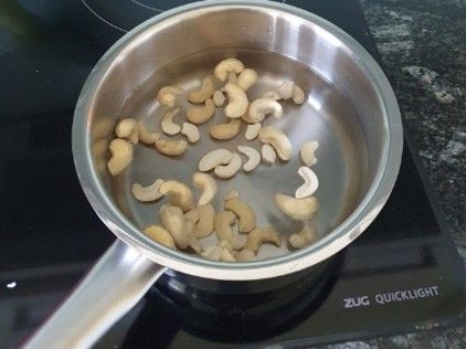 Kürbis-Kartoffel-Lauch-Gratin: Währenddessen kann die Sauce vorbereitet werden. Hierzu die Cashewkerne in kochendes Wasser geben und 15 Minuten einweichen. 