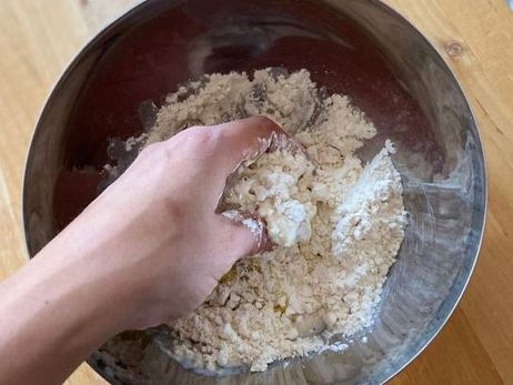 Rezept für einen Flammkuchen mit Hokkaido und Ziegenfrischkäse: 2.	Starte damit, das Mehl, Backpulver, Salz, Wasser und Olivenöl in eine Rührschüssel zu geben. Verknete nun die Zutaten so lange, bis ein glatter Teig entsteht.