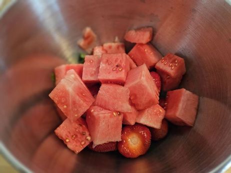 Melonen-Erdbeer-Smoothie: Gib die Melone zu den anderen Zutaten hinzu.