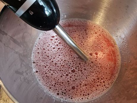 Melonen-Erdbeer-Smoothie: Am Ende sollte der Smoothie eine flüssige Konsistenz haben, damit du ihn gut trinken kannst. 