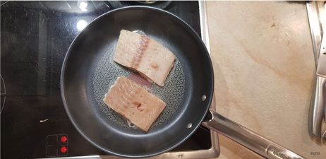„Rezept des Monats Juni“: Den Fisch unter kaltem Wasser abwaschen und anschließend mit etwas Küchenpapier trocken tupfen. Währenddessen das Rapsöl in einer Pfanne auf mittlerer Stufe erhitzen. 