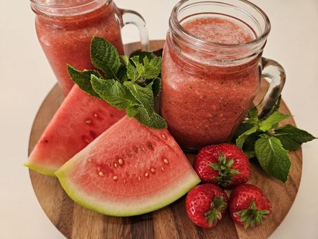 Melonen-Erdbeer-Smoothie: Abschließend den Smoothie nur noch in ein Glas füllen und genießen.