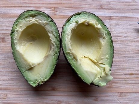 Rezept für einen veganen Power-Smoothie: Die Avocado halbieren und den Kern entfernen.