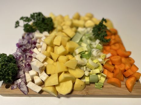 „Rezept des Monats Januar“: Gemüse in Würfel schneiden. 
