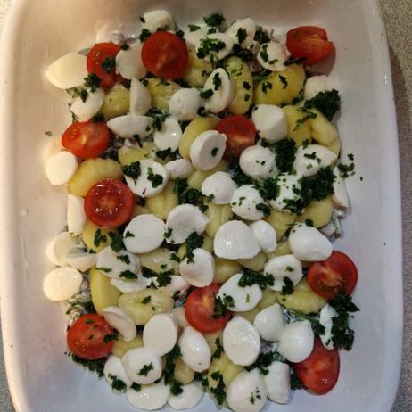 Gnocchi-Auflauf mit Blattspinat: Gib alle Zutaten in eine Auflaufform und belege sie mit dem geschnittenen Mozzarella.