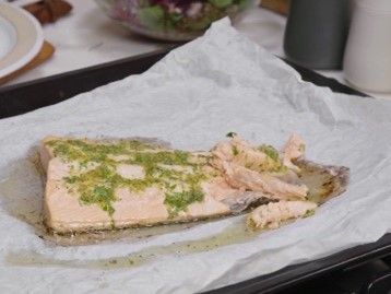 Pulled Lachs mit Rote Bete-Linsen-Salat: Den fertigen Lachs mit zwei Gabeln vorsichtig auseinanderzupfen.