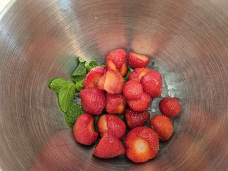 Melonen-Erdbeer-Smoothie: Gib die Erdbeeren mit in die Schale. 