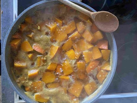 „Rezept des Monats Oktober“: Gemüse zum Kochen bringen. Sobald es einmal aufgekocht ist, die Hitze reduzieren und das Ganze ca. 20-30 Minuten köcheln lassen.