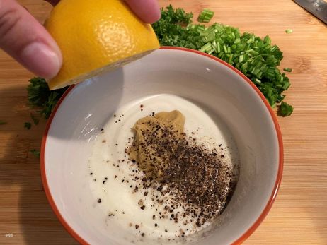 „Rezept des Monats Juli“: Gib dafür den Joghurt in eine Schale und würze ihn mit Salz, Pfeffer und einem Teelöffel Dijon-Senf. 