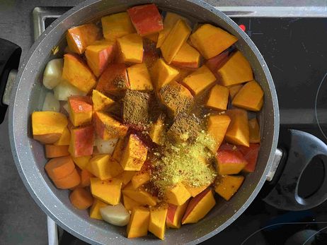 „Rezept des Monats Oktober“: Das Gemüse abspülen und in den Topf geben. Gemüse mit Wasser bedecken. Gemüsebrühe sowie das Paprikapulver und das Curry dazugeben.