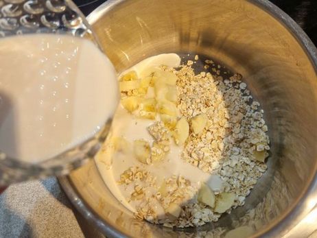Bananen-Porridge mit Heidelbeeren: Füge die Zutaten in einem Topf zusammen und bringen sie bei mittlerer Hitze zum Kochen. Dabei solltest du die Zutaten ständig umrühren, um ein Anbrennen zu verhindern.