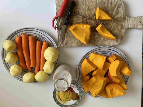 „Rezept des Monats Oktober“: Den Kürbis entkernen, die Kartoffeln sowie Karotten schälen.