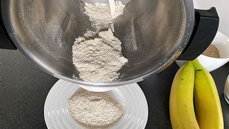 Rezept für Bananen-Hirse-Pancakes: Beginne damit die Haferflocken in einer Küchenmaschine oder in einem Mixer zu Mehl zu mahlen.