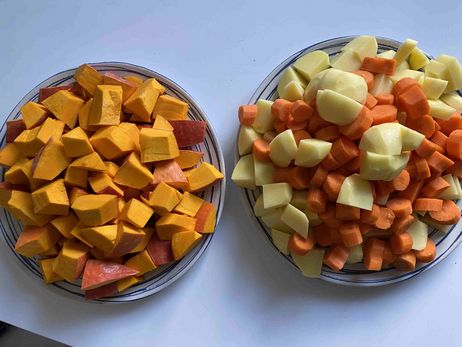 „Rezept des Monats Oktober“: Den Kürbis, die Kartoffeln sowie die Karotten in kleine Stücke schneiden.