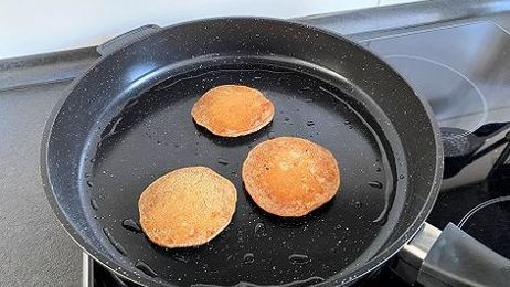 Rezept für Bananen-Hirse-Pancakes: Backe die Pancakes so lange, bis sie auf beiden Seiten goldbraun sind.