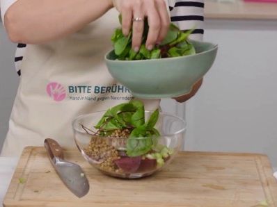 Pulled Lachs mit Rote Bete-Linsen-Salat: Den Salat anrichten.