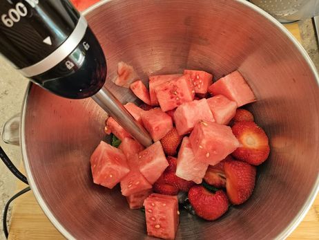 Melonen-Erdbeer-Smoothie: Püriere die Zutaten bis keine Obststücke mehr zu sehen sind.