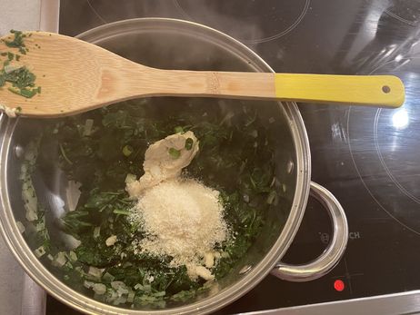 „Rezept des Monats Februar“: Etwa die Hälfte des Parmesans und den Frischkäse hinzugeben.