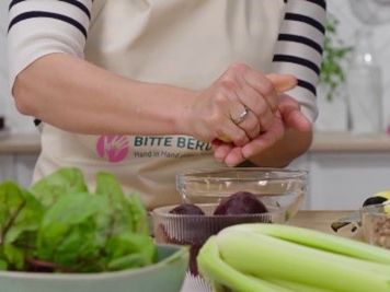 Pulled Lachs mit Rote Bete-Linsen-Salat: Zitrone für die Marinade auspressen.