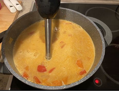 Rezept für eine Süßkartoffel-Kokos-Suppe: Püriere Suppe, bis sie die für dich richtige Konsistenz hat.