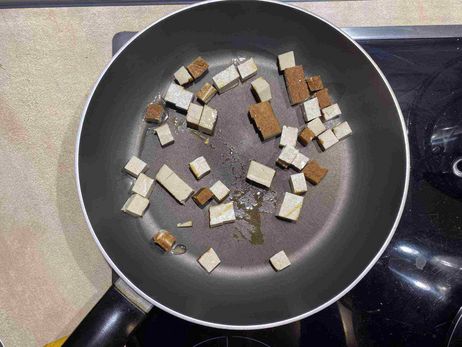 „Rezept des Monats März“: Tofu in einer Pfanne von allen Seiten knusprig und goldbraun anbraten.