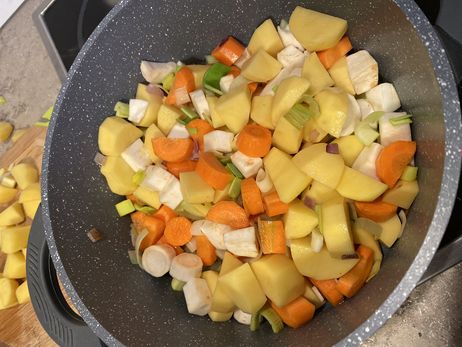„Rezept des Monats Januar“: Gemüsewürfel hinzufügen und kurz andünsten.