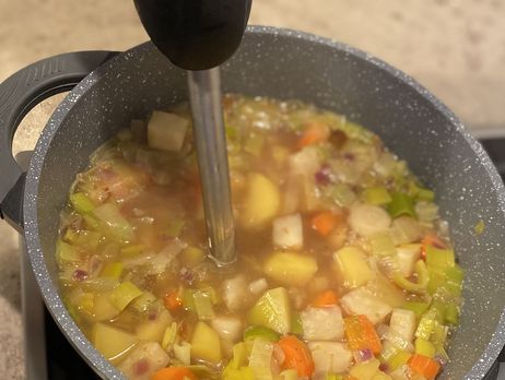 „Rezept des Monats Januar“: Suppe bei Bedarf pürieren. 