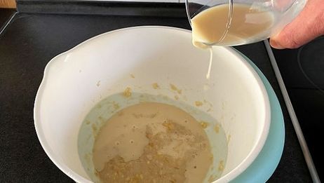 Rezept für Bananen-Hirse-Pancakes: Milch oder Pflanzendrink dazugeben.