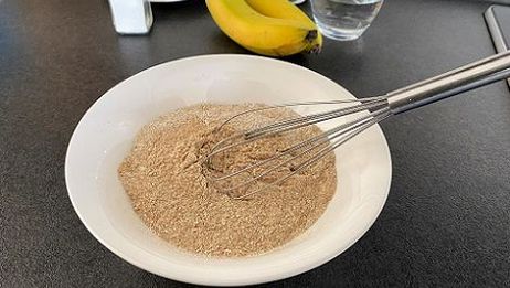Rezept für Bananen-Hirse-Pancakes: Anschließend kannst du das Hirsemehl dazugeben und beides miteinander vermengen.