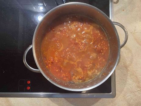 „Rezept des Monats März“: Linsen mit Gemüsebrühe und gehackten Tomaten aufgießen und kurz aufkochen lassen.