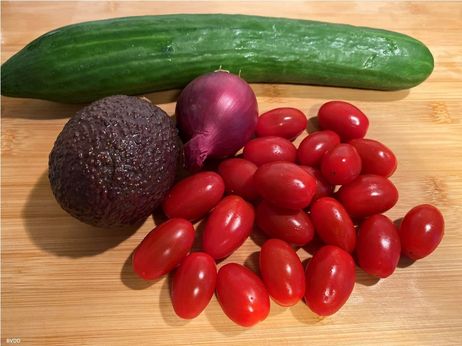 „Rezept des Monats Juli“: Damit das Gericht Farbe bekommt, kannst du dich jetzt um das Gemüse kümmern. 
