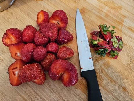 Melonen-Erdbeer-Smoothie: Beginne damit die Erdbeeren zu waschen und die Stängel zu entfernen. Besonders große Exemplare kannst du halbieren.
