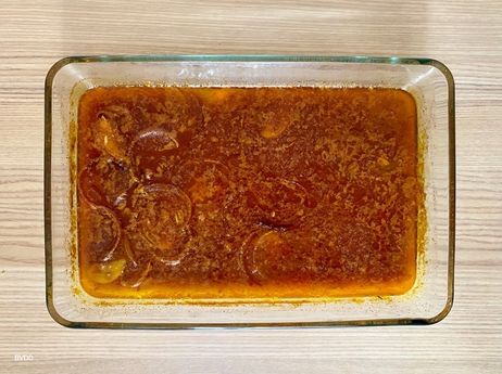 „Rezept des Monats August“: Hole die Auflaufform heraus und prüfe, ob der Reis noch ausreichend mit Flüssigkeit bedeckt ist. Bei Bedarf kannst du noch etwas Gemüsebrühe hinzufügen. 